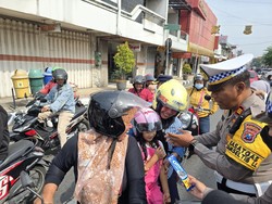 Tertib Berlalu Lintas, Pemotor Kota Mojokerto Diganjar Helm dan Kue