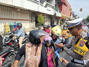 Tertib Berlalu Lintas, Pemotor Kota Mojokerto Diganjar Helm dan Kue Tertib Berlalu Lintas, Pemotor Kota Mojokerto Diganjar Helm dan Kue
