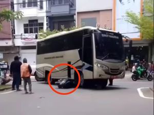 Pemotor Terjatuh-Terseret di Bawah Bus Pemkot Makassar di Jalan Pengayoman