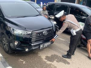 Akal-akalan Pemilik Innova Modifikasi Pelat AE L00NDO Berujung Ditilang Akal-akalan Pemilik Innova Modifikasi Pelat AE L00NDO Berujung Ditilang