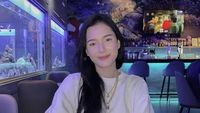 Pose Cantik Yasmine Ow, Mantan Istri Aditya Zoni Saat di Restoran