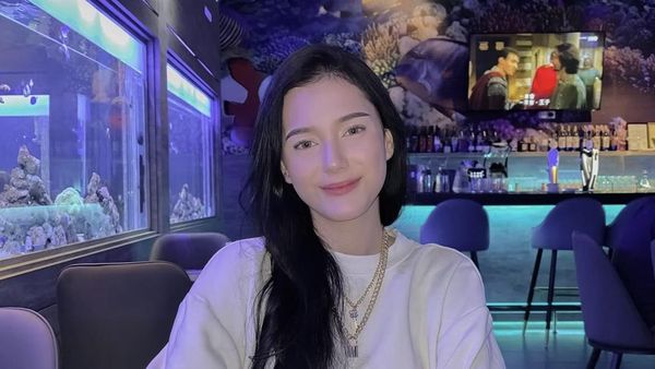 Pose Cantik Yasmine Ow, Mantan Istri Aditya Zoni Saat di Restoran