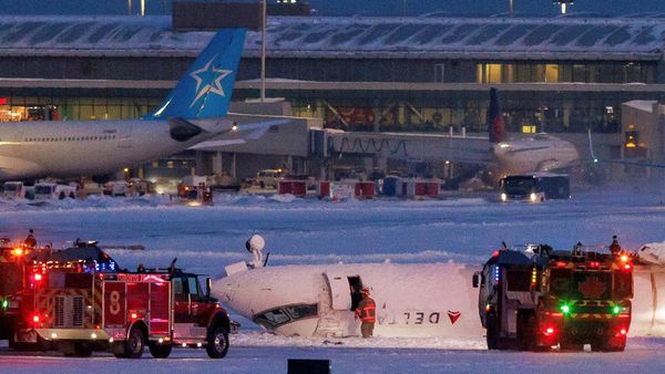 Potret Badan Pesawat Delta Air Lines Terbalik gegara Kecelakaan