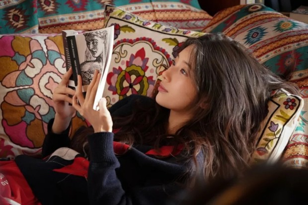 Potret Suzy dalam video klip 'Come Back'