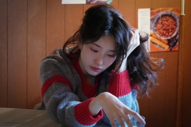 Potret Suzy dalam video klip 'Come Back'