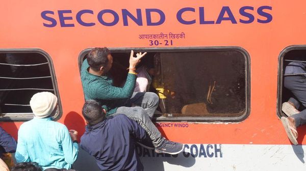 Potret Warga India Berebut Masuk Kereta