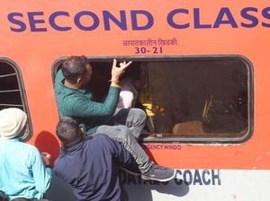 Potret Warga India Berebut Masuk Kereta Potret Warga India Berebut Masuk Kereta