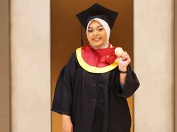 Inspiratif, Satpam Perempuan Kampus UM Surabaya Lulus Cumlaude