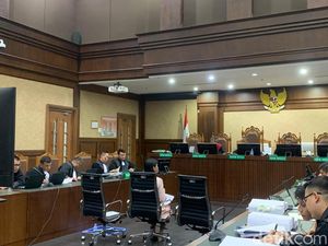 Saksi Akui Disuruh Pengacara Ronald Tannur Antar CCTV Kondisi Dini ke Zarof Saksi Akui Disuruh Pengacara Ronald Tannur Antar CCTV Kondisi Dini ke Zarof