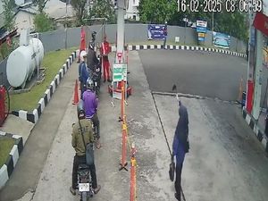 Viral Emak-emak Ngamuk Acungkan Celurit di SPBU Bandung Viral Emak-emak Ngamuk Acungkan Celurit di SPBU Bandung