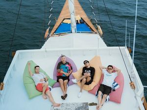 The Dudas Minus One Wisata ke Pulau Rinca, Ariel Panjat Tiang Kapal Pinisi The Dudas Minus One Wisata ke Pulau Rinca, Ariel Panjat Tiang Kapal Pinisi