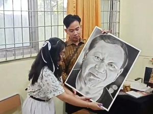 Video: Momen Siswa SMA di Jakut Beri Gibran Lukisan Wajah Prabowo
