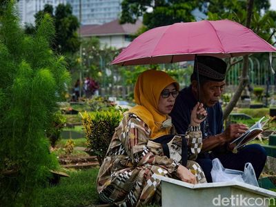 Ziarah Kubur Umat Muslim Jelang Ramadhan