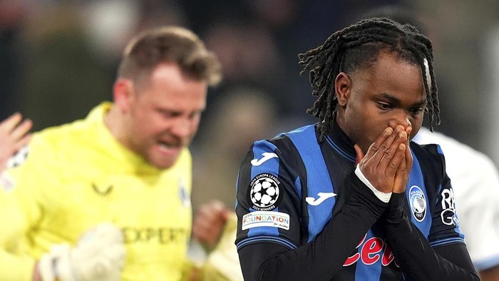 Atalantas Ademola Lookman reacts after he failed to score a penalty goal during a Champions League, playoff second leg, soccer match between Atalanta and Club Brugge in Bergamo, Italy, Tuesday, Feb.18, 2025. (Spada/LaPresse via AP)