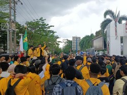 Aliansi Mahasiswa Gelar Demo di DPRD Kalteng, Soroti Kebijakan Pendidikan