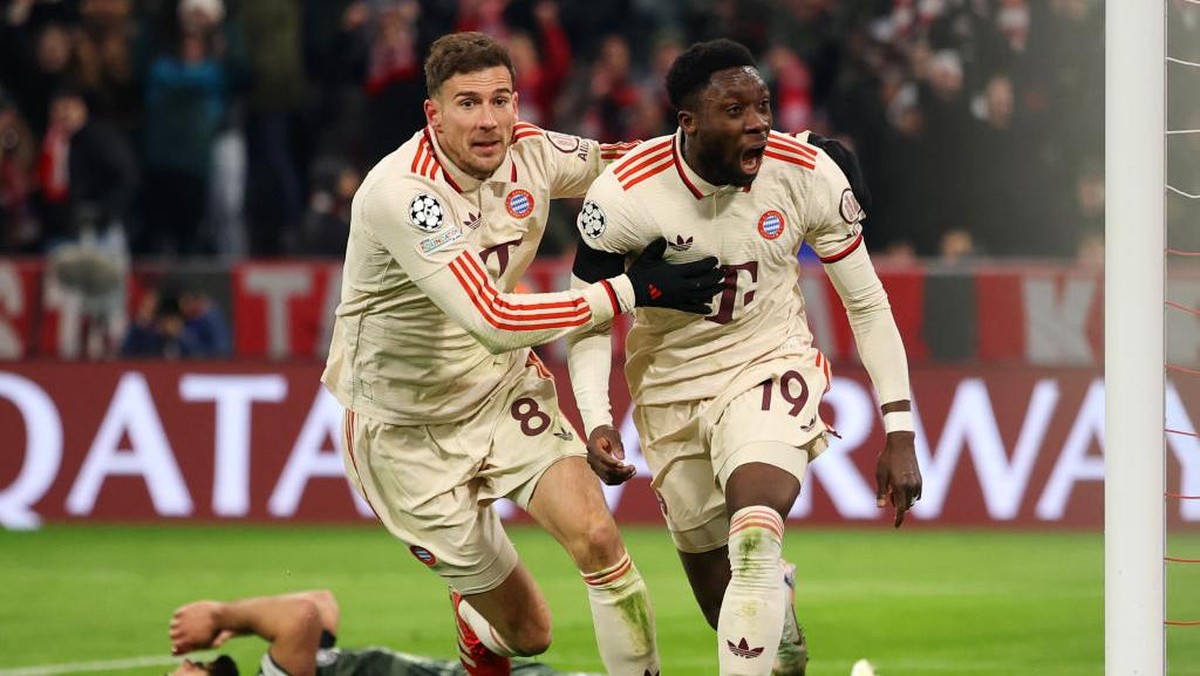 Bayern Munich butuh gol Alphonso Davies (kanan) di menit akhir laga untuk memastikan diri ke 16 besar Liga Champions. Foto: Getty Images/Alex Grimm