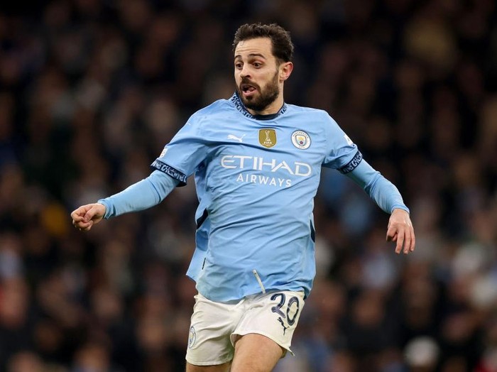 MANCHESTER, ENGLAND - FEBRUARY 11:  Bernardo Silva of Manchester City during the UEFA Champions League 2024/25 League Knockout Play-off first leg match between 	Manchester City and Real Madrid C.F. at Manchester City Stadium on February 11, 2025 in Manchester, England. (Photo by Carl Recine/Getty Images)
