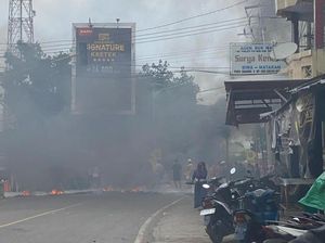 Jalan Lintas Bima-Sumbawa Diblokade, Warga Dua Desa Nyaris Bentrok Jalan Lintas Bima-Sumbawa Diblokade, Warga Dua Desa Nyaris Bentrok
