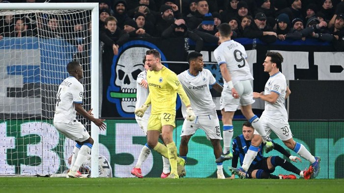 BERGAMO, ITALY - FEBRUARY 18: Simon Mignolet of Club Brugge KV celebrates after saving a penalty kick from Ademola Lookman of Atalanta (not pictured) during the UEFA Champions League 2024/25 League Knockout Play-off second leg match between Atalanta BC and Club Brugge KV at Gewiss Stadium on February 18, 2025 in Bergamo, Italy. (Photo by Tullio Puglia - UEFA/UEFA via Getty Images)