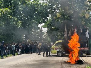 Warga Demo Pabrik Baja dan Kantor Bupati Mojokerto, Massa Bakar Ban Warga Demo Pabrik Baja dan Kantor Bupati Mojokerto, Massa Bakar Ban