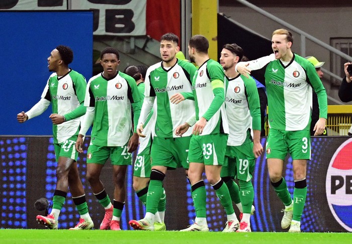 Soccer Football - Champions League - Knockout Phase Playoff - Second Leg - AC Milan v Feyenoord - San Siro, Milan, Italy - February 18, 2025 Feyenoords Julian Carranza celebrates scoring their first goal with teammates REUTERS/Daniele Mascolo