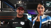 7 Gaya Georgina Rodriguez Pakai Legging Nonton Formula E di Arab, Jadi Sorotan