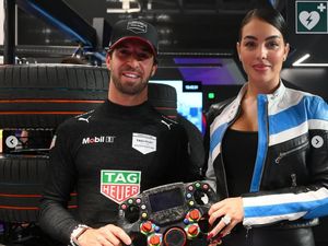 7 Gaya Georgina Rodriguez Pakai Legging Nonton Formula E di Arab, Jadi Sorotan