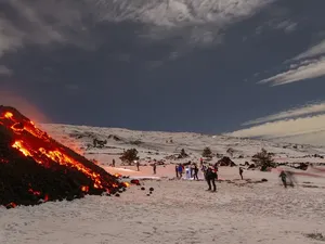 Turis Berduyun-duyun Datangi Gunung Meletus, Halangi Penyelamat