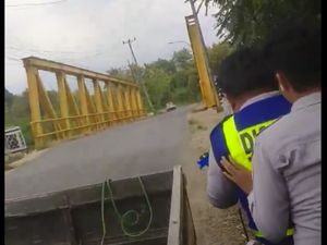 Video: Viral Dua Petugas Dishub Lampung Palak Sopir dan Bermotor Tak Pakai Helm Video: Viral Dua Petugas Dishub Lampung Palak Sopir dan Bermotor Tak Pakai Helm