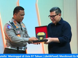 Kakorlantas Polri Beri Plakat Penghargaan kepada detikcom