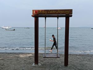 Pantai Bangsring Tercemar Cairan Oli, Budi Daya Lobster Ikut Terdampak Pantai Bangsring Tercemar Cairan Oli, Budi Daya Lobster Ikut Terdampak