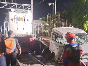 KA Parcel Tertemper Mobil Boks Terobos Palang Pintu, KAI Tuntut Ganti Rugi