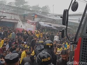 Demo Mahasiswa di Depan Gedung DPRD Kota Tasikmalaya Sempat Memanas Demo Mahasiswa di Depan Gedung DPRD Kota Tasikmalaya Sempat Memanas
