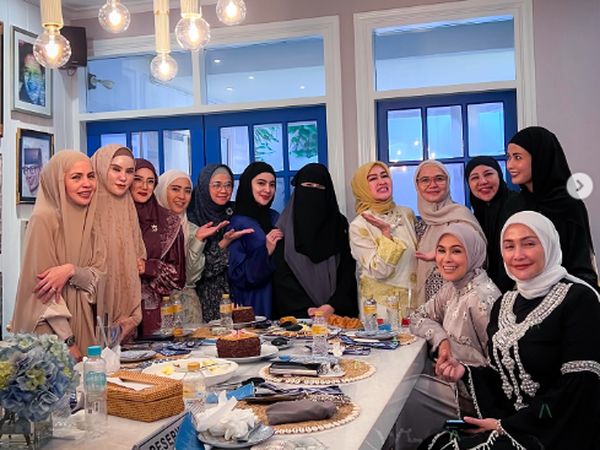 Keseruan Mulan Jameela Makan Bareng Sahabat dan Teman Kajian