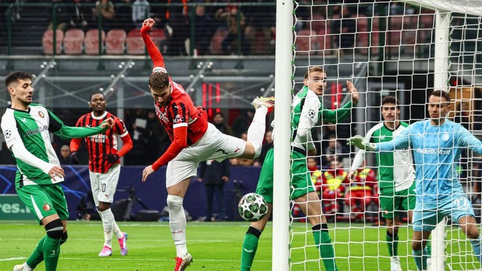 MILAN, ITALY - FEBRUARY 18: Santiago Gimenez of AC Milan headers the ball to score the opening goal during the UEFA Champions League 2024/25 League Knockout Play-off second leg match between AC Milan and Feyenoord at San Siro Stadium on February 18, 2025 in Milan, Italy. (Photo by Giuseppe Cottini/AC Milan via Getty Images)
