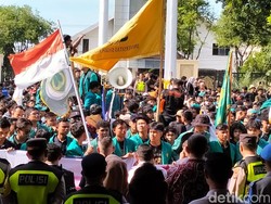 Demo Indonesia Gelap, Mahasiswa USK Geruduk DPR Aceh