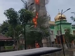Menara Masjid Agung Darussalam Bojonegoro Terbakar
