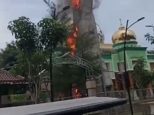 Menara Masjid Agung Darussalam Bojonegoro Terbakar Menara Masjid Agung Darussalam Bojonegoro Terbakar