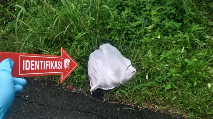 Mayat dalam karung ditemukan di atas rerumputan pinggir jalan Tanah Datar, Sumbar. (dok. Istimewa)