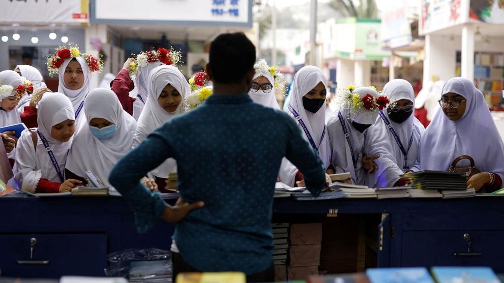 Melihat Pameran Buku Tahunan di Bangladesh Melihat Pameran Buku Tahunan di Bangladesh