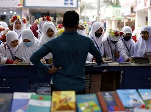 Melihat Pameran Buku Tahunan di Bangladesh Melihat Pameran Buku Tahunan di Bangladesh