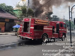 Kebakaran Menara Masjid Agung Darussalam Bojonegoro Diduga gegara Korsleting Kebakaran Menara Masjid Agung Darussalam Bojonegoro Diduga gegara Korsleting