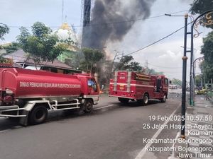 Butuh 30 Menit Padamkan Kebakaran Menara Masjid Agung Darussalam Bojonegoro Butuh 30 Menit Padamkan Kebakaran Menara Masjid Agung Darussalam Bojonegoro