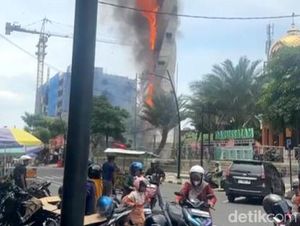 Potret Menara Masjid Agung Darussalam Bojonegoro Terbakar Potret Menara Masjid Agung Darussalam Bojonegoro Terbakar