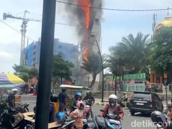 Potret Menara Masjid Agung Darussalam Bojonegoro Terbakar