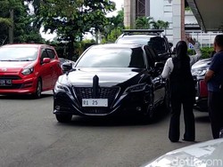 Video: Momen Mobil Satryo Tinggalkan Gedung Kemendiktisaintek