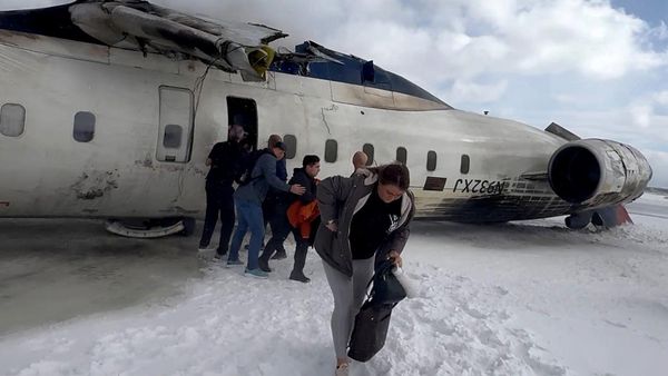 Momen Penyelamatan Seluruh Penumpang Delta Air yang Terbalik di Kanada