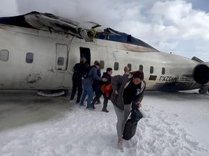 Momen Penyelamatan Seluruh Penumpang Delta Air yang Terbalik di Kanada