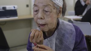 Gaya Nenek-nenek di Jepang Ikut Kelas Kecantikan