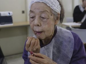 Gaya Nenek-nenek di Jepang Ikut Kelas Kecantikan Gaya Nenek-nenek di Jepang Ikut Kelas Kecantikan